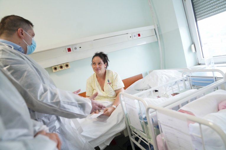 Nikola Nikodijević posetio porodilje