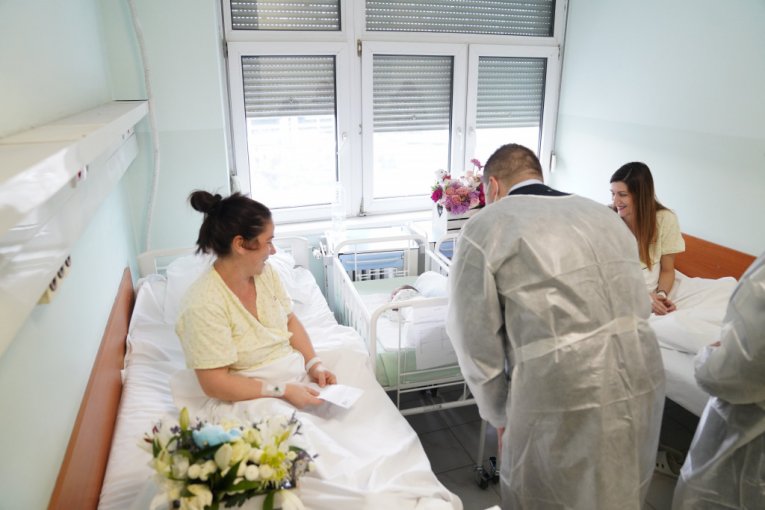 Nikola Nikodijević posetio porodilje