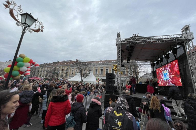 Ljudi u Zemunu namanifestaciji  Ulica otovrenog srca