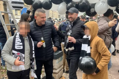 DORĆOL U CRNO-BELOM! Grobari organizovali manifestaciju "Porodična tradicija"! SVE SE ORI OD NAVIJAČKIH PESAMA; TATAMA SE DELI PIVO, DECI PAKETIĆI, A SVE ZAČINJENO BAKLJADOM! (VIDEO/FOTO)