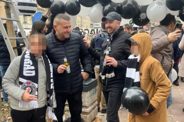 DORĆOL U CRNO-BELOM! Grobari organizovali manifestaciju "Porodična tradicija"! SVE SE ORI OD NAVIJAČKIH PESAMA; TATAMA SE DELI PIVO, DECI PAKETIĆI, A SVE ZAČINJENO BAKLJADOM! (VIDEO/FOTO)