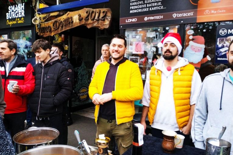 Okupljeni na manifestaciji u Požeškoj