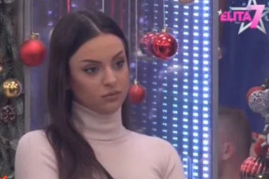 MIONI RODITELJI OKRENULI LEĐA, ONA MOMENTALNO OTKAČILA ŠA: Ostala bez čestitke porodice, reper im se odmah obratio!