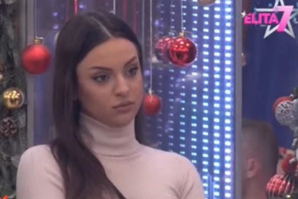 MIONI RODITELJI OKRENULI LEĐA, ONA MOMENTALNO OTKAČILA ŠA: Ostala bez čestitke porodice, reper im se odmah obratio!