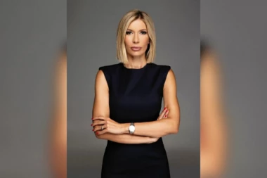 MINJA MILETIĆ RASPALILA MAŠTU: Voditeljka pokazala bujno poprsje u elegantnom novogodišnjem stajlingu! (FOTO)