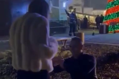 BRAT ĆE LAKO DA ZAPAMTI DATUM! Vatrogasac zaprosio devojku na Avali TAČNO u ponoć, predivan trenutak osvanuo na društvenoj mreži! (VIDEO)