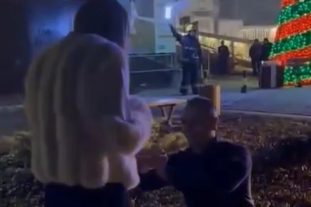 BRAT ĆE LAKO DA ZAPAMTI DATUM! Vatrogasac zaprosio devojku na Avali TAČNO u ponoć, predivan trenutak osvanuo na društvenoj mreži! (VIDEO)