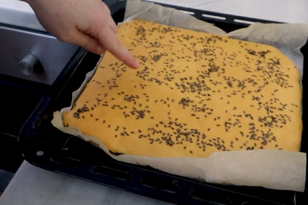 NEĆETE PROBATI BOLJU PITU KROMPIRUŠU: Bez kora i formiranja testa, samo prelijete OVIM i uživate (FOTO)