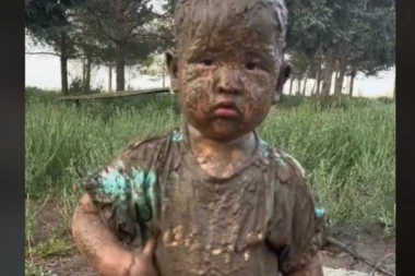 MAMA JE SKLONILA POGLED SA SINA NA MINUT: Šokirano je gledala u zbunjeno dete ne verujući šta je uradio za 60 sekundi! (VIDEO)