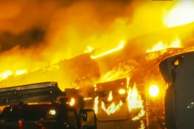 AVION SE "ZAKUCAO" U DRUGU LETELICU? Detalji drame na aerodromu u Tokiju: Požar još uvek bukti, evo šta je sa putnicima koji su bili zarobljeni! (VIDEO)