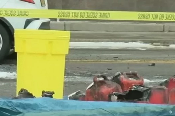 ZAŠTO SU PRONAĐENE KANTE ZA BENZIN U NJEMU? Auto u najluđoj noći upao MEĐU PEŠAKE, misterija napada pred rešenjem