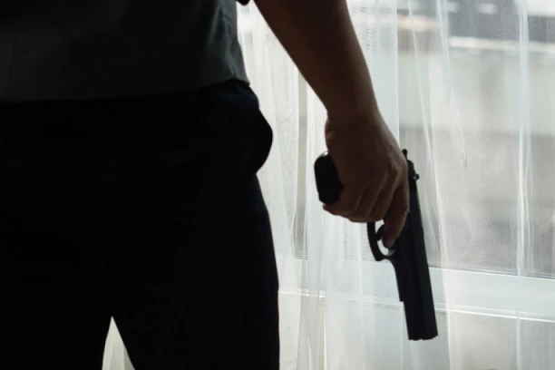 JOŠ JEDAN HOROR! Momak i devojka upucani u glavu usred prodavnice!