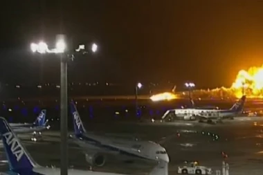 HAOS NA AUTOPUTU: Avion izazvao eksploziju udarivši u vozilo, DVOJE POGINULO (VIDEO)