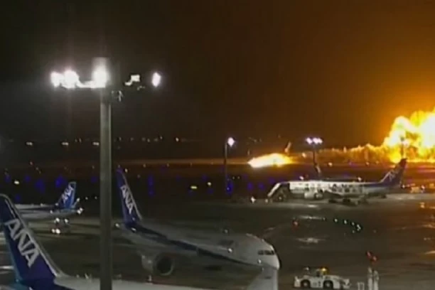 NOVOGODIŠNJE ČUDO, A ONDA I TRAGEDIJA U JAPANU: Spaseno svih 379 putnika iz zapaljenog aviona, ali lepe vesti odmah je poništila JEZIVA!