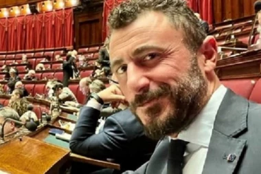 POLITIČAR POKAZIVAO SVIMA PIŠTOLJ NA NOVOGODIŠNJOJ ŽURCI, A ONDA SE SAMO ČUO PUCANJ: Gosti vrištali kad su videli KRV!