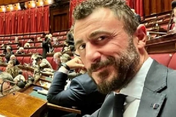 POLITIČAR POKAZIVAO SVIMA PIŠTOLJ NA NOVOGODIŠNJOJ ŽURCI, A ONDA SE SAMO ČUO PUCANJ: Gosti vrištali kad su videli KRV!
