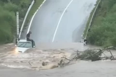 JOVANA ZAROBLJENA U PAKLU BUJICE! Stravične padavine dovele do PUCANJA BRANE - poplava napravila je OPŠTI HAOS