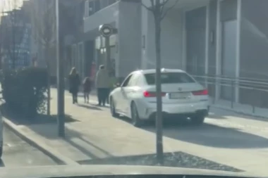 BAHATOST RASTE I U NOVOJ GODINI! Vozač ''BMW'' se napravio pametan, pa zapucao preko trotoara da izbegne gužvu, umalo pregazio pešake! (VIDEO)