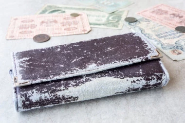 PRONAĐEN NOVČANIK STAR 65 GODINA! Šest decenija bio na neverovatnom mestu, ono što je u njemu otkriveno je porodici vlasnice promenilo je život! (FOTO)