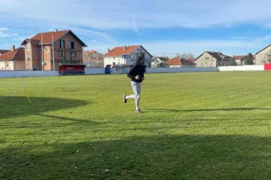 ZADIVLJUJUĆE ZA SVE PRISUTNE: Premijerligaški fudbaler trenira na stadionu niželigaša - stiglo je i obećanje koje će obradovati sve navijače! (FOTO GALERIJA)