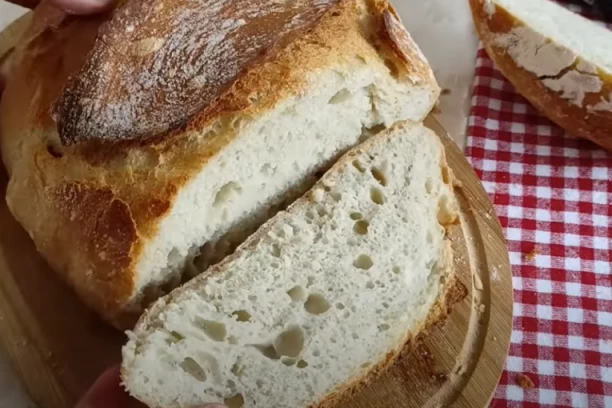KAKO DA SE HLEB NE UBUĐA I OSTANE SVEŽ I POSLE NEKOLIKO DANA? Jednu namirnicu morate da stavite u kesu