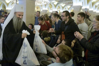 DECA BILA PRESREĆNA! PATRIJARH PORFIRIJE PODELIO BOŽIĆNE PAKETIĆE DECI BEZ RODITELJSKOG STARANJA: Najveći dar naš Bogu Isusu jeste da budemo dobri