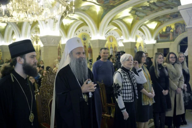 Patrijarh u Gračanici podelio stipendije studentima i srednjoškolcima sa KiM!