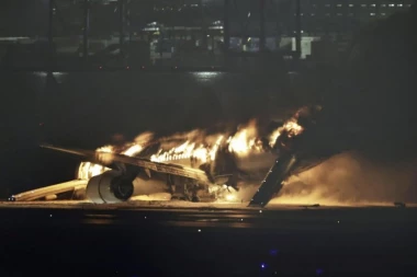 POŽAR U AVIONU: Putnici primetili plamen i počeli da paniče, haos u vazduhu!