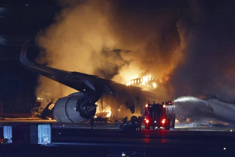 DRAMA  NA AERODROMU U NJUJORKU! Sudarila se dva aviona kompanije Delta - jednom od siline udarca otpalo krilo! (VIDEO)
