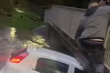 TONULE SU U SMRT! Muškarac skočio na krov auta da spasi majku i ćerkicu! Usledila je NEVIĐENA DRAMA, trudna devojka sve snimila