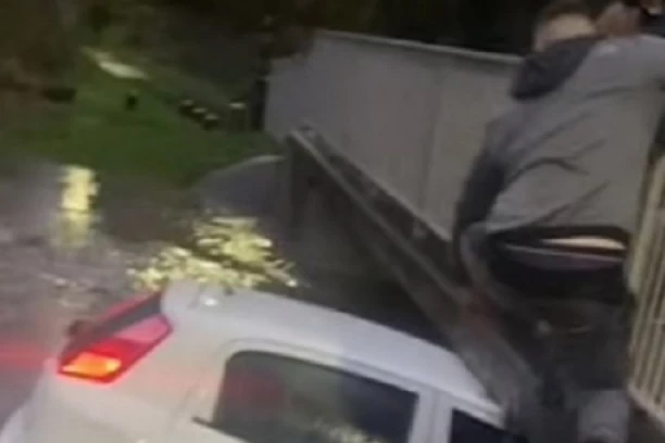TONULE SU U SMRT! Muškarac skočio na krov auta da spasi majku i ćerkicu! Usledila je NEVIĐENA DRAMA, trudna devojka sve snimila