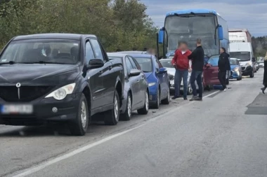 LANČANI SUDAR NA PLAVOM MOSTU! Ima povređenih, sve stoji! (FOTO)