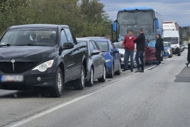 LANČANI SUDAR KOD TOŠINOG BUNARA! Slupalo se 5 vozila!