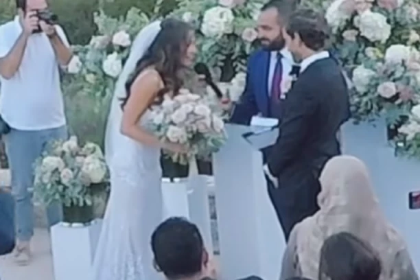 MLADA JE USRED CEREMONIJE SHVATILA DA JE NAPRAVILA VELIKU GREŠKU: Tražila od matičara mikrofon, a od njenih reči sve je ODZVANJALO (VIDEO)
