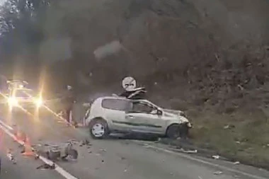STRAVIČAN SNIMAK SA MESTA GDE JE POGINUO MLADIĆ (18)! Automobil smrskan, potresne scene! (VIDEO)