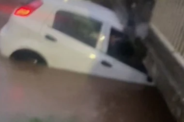 MUŠKARAC SPASIO ŽENU I DETE (3) IZ POTOPLJENOG AUTOMOBILA: "Išli smo preko mosta kad sam je čuo kako vrišti iz kola" (VIDEO)