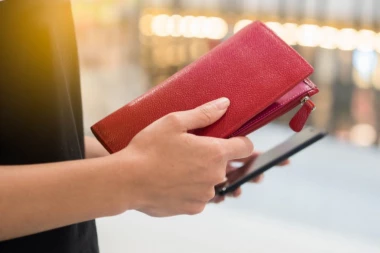 DEVOJKA U NOVOM SADU PRONAŠLA NOVČANIK: U njemu pronašla nešto mnogo vrednije od novca!