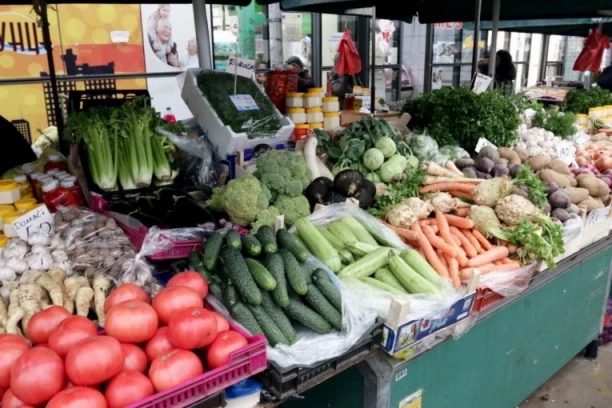 OVO POVRĆE JE POSTALO LUKSUZ! Cena tikvica paprena, a tek da vidite koliko košta beli luk! Šok na beogradskim pijacama (FOTO)