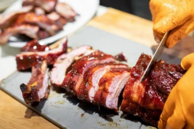 DA LI STE ZNALI ZAŠTO SE DANAS JEDE SVINJETINA: Zbog jednog naroda je sada to OBAVEZNO jelo za Božić!