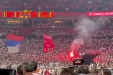 UMALO PREKID U ARENI! Zapaljena BAKLJA na derbiju! Usledilo je odmah OVO upozorenje! (VIDEO)
