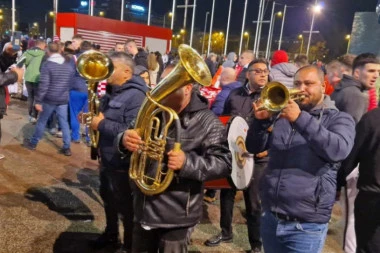 GRMELO ISPRED ARENE! Neviđena FEŠTA navijača Zvezde Meridianbet! Trubači UKRASILI pobedu Sferopulosovog tima nad Partizanom! (VIDEO)