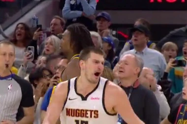 HIT NAD HITOVIMA! Izraz lica Jokića dok LOPTA prolazi kroz obruč NEMA CENU! Vidite REAKCIJU junaka Denvera! (VIDEO)