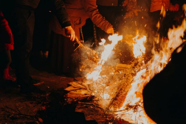 KAKVE RITUALE POLOŽAJNIK TREBA DA URADI KADA ULAZI U KUĆU? On donosi mir, sreću i blagostanje u dom, a evo da li žena može da bude položajnica!