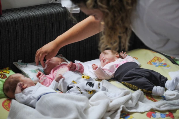 3 BEBE PORODICE GAĆEŠA USPEŠNO ZAVRŠILE PRVI CIKLUS TRANSPLANTACIJE MATIČNIM ĆELIJAMA: Najstarija ćerka uputila reči zbog kojih svi plaču!