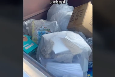 UZELA JE DŽAK IZ KONTEJNERA I SAMO ŠTO SE NIJE ONESVESTILA OD ŠOKA: Ono što je uspela da nađe gleda i ne trepće 17 miliona ljudi! (VIDEO)