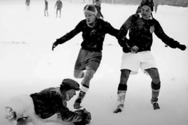 NA DANAŠNJI DAN! Odigran je PRVI večiti derbi! Viđeno je SEDAM golova po NEHUMANIM uslovima! Evo ko je SLAVIO! (VIDEO)