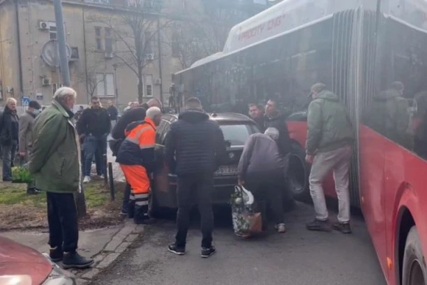 ZBOG BAHATOSTI POJEDINCA BLOKIRANA ČITAVA OKRETNICA U ZEMUNU: Nastao pravi saobraćajni kolaps! (FOTO+VIDEO)