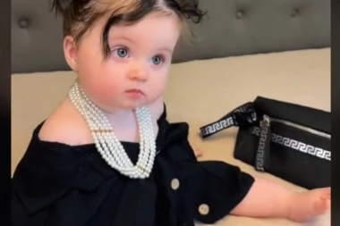 O OVOJ BEBI BRUJI INTERNET: Devojčica prelepih očiju izazvala brojne reakcije na mrežama, a evo i zbog čega! (VIDEO)