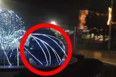 HAOS U KLADOVU: Automobil vozile devojke pa upale u fontanu, a reakcije su neverovatne!
