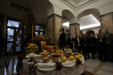 ALEKSANDAR VUČIĆ UNEO BADNJAK U ZGRADU PREDSEDNIŠTVA: Osveštao ga vladika Stefan! (VIDEO)